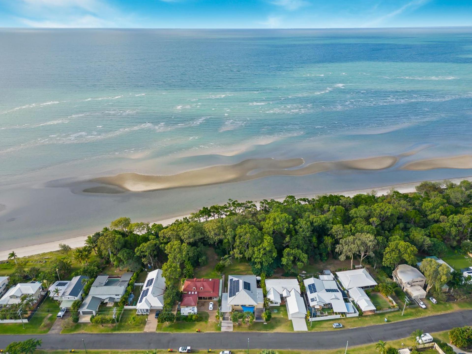Sandy Feet Retreat - Waterfront - 4BR - Smart TV - WiFi
