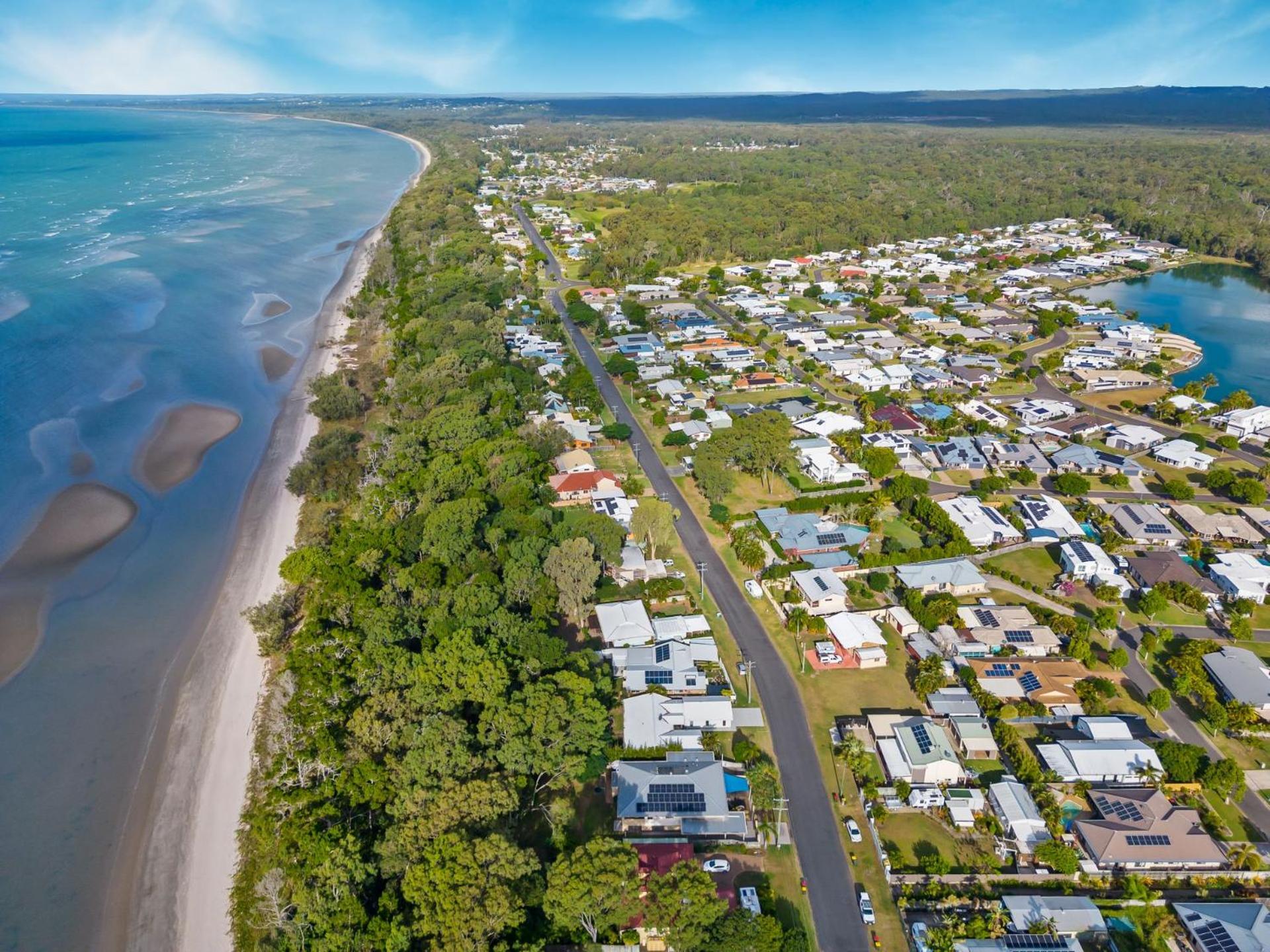 Sandy Feet Retreat - Waterfront - 4BR - Smart TV - WiFi