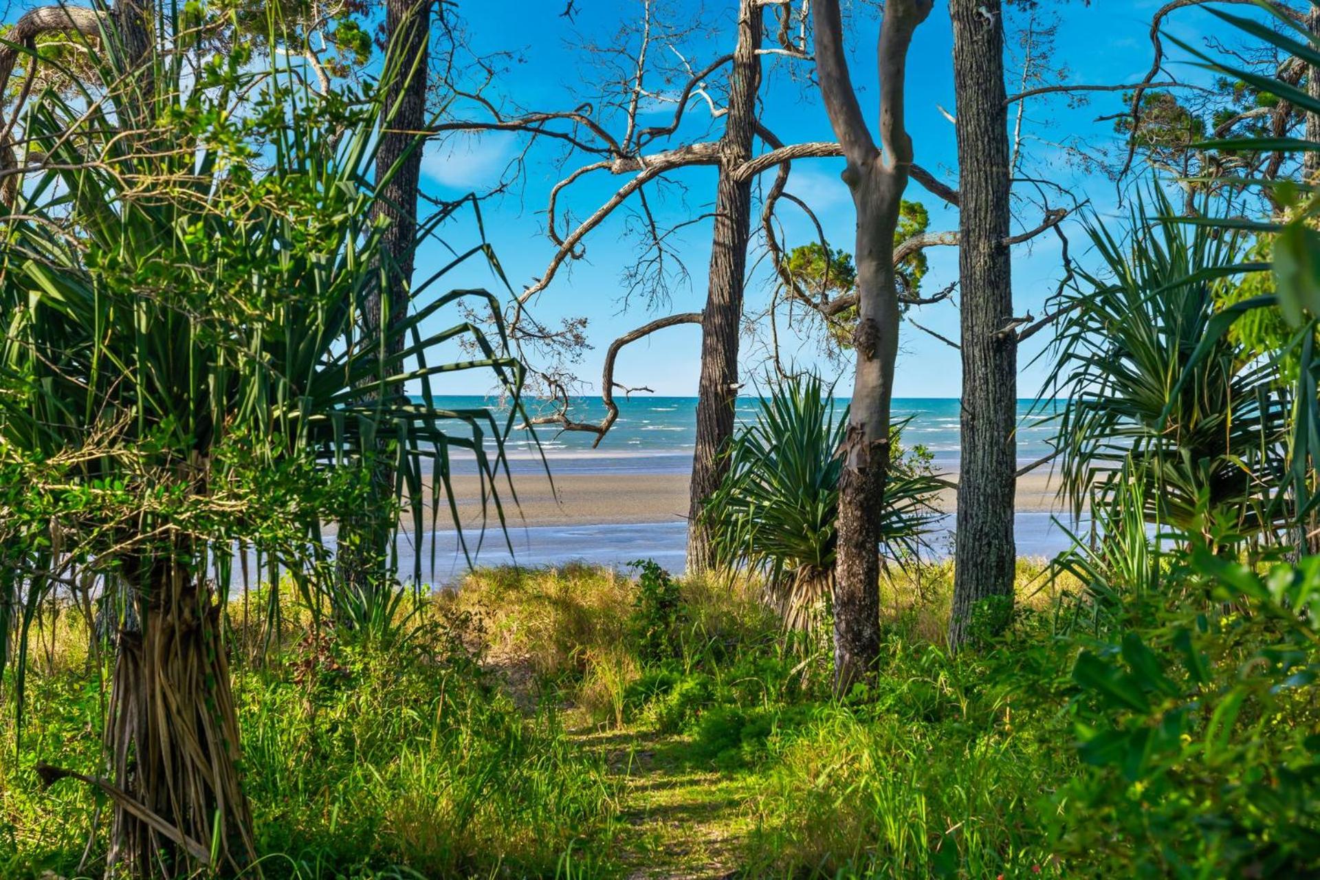 Sandy Feet Retreat - Waterfront - 4BR - Smart TV - WiFi