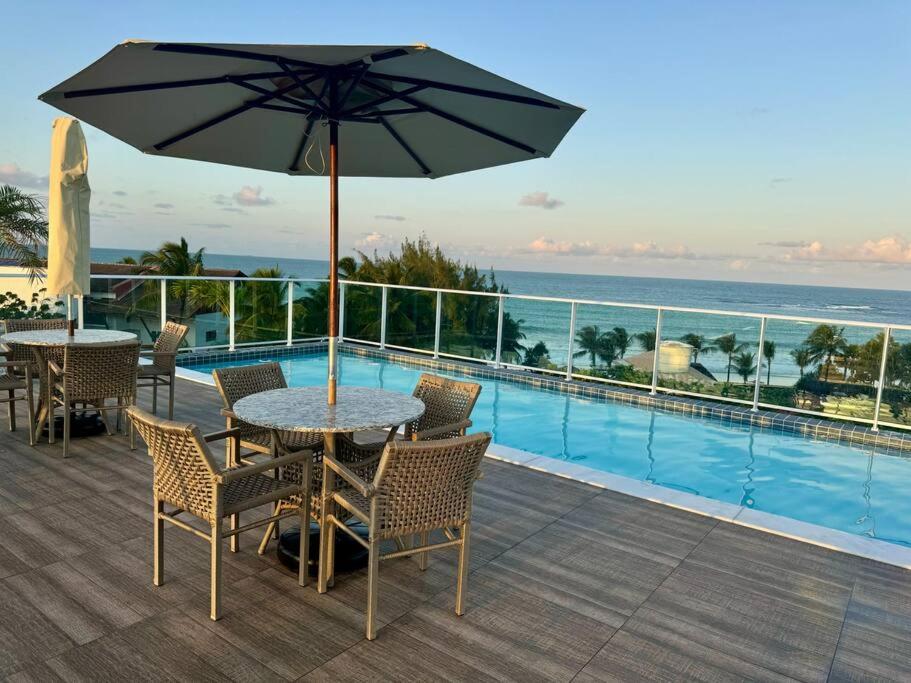 Flat com piscina privativa a 30 metros da praia