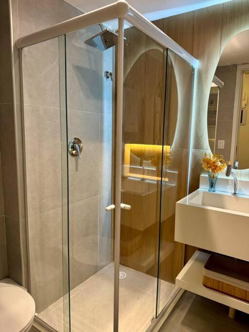 Flat com piscina privativa a 30 metros da praia