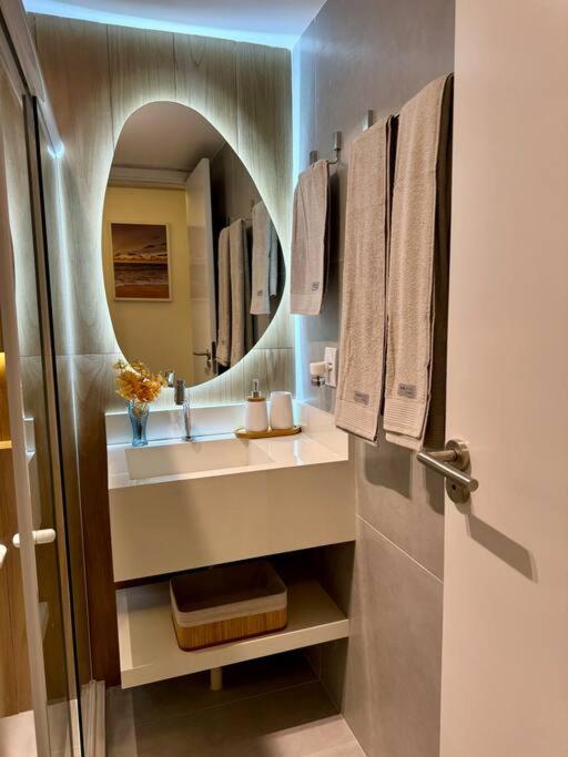 Flat com piscina privativa a 30 metros da praia