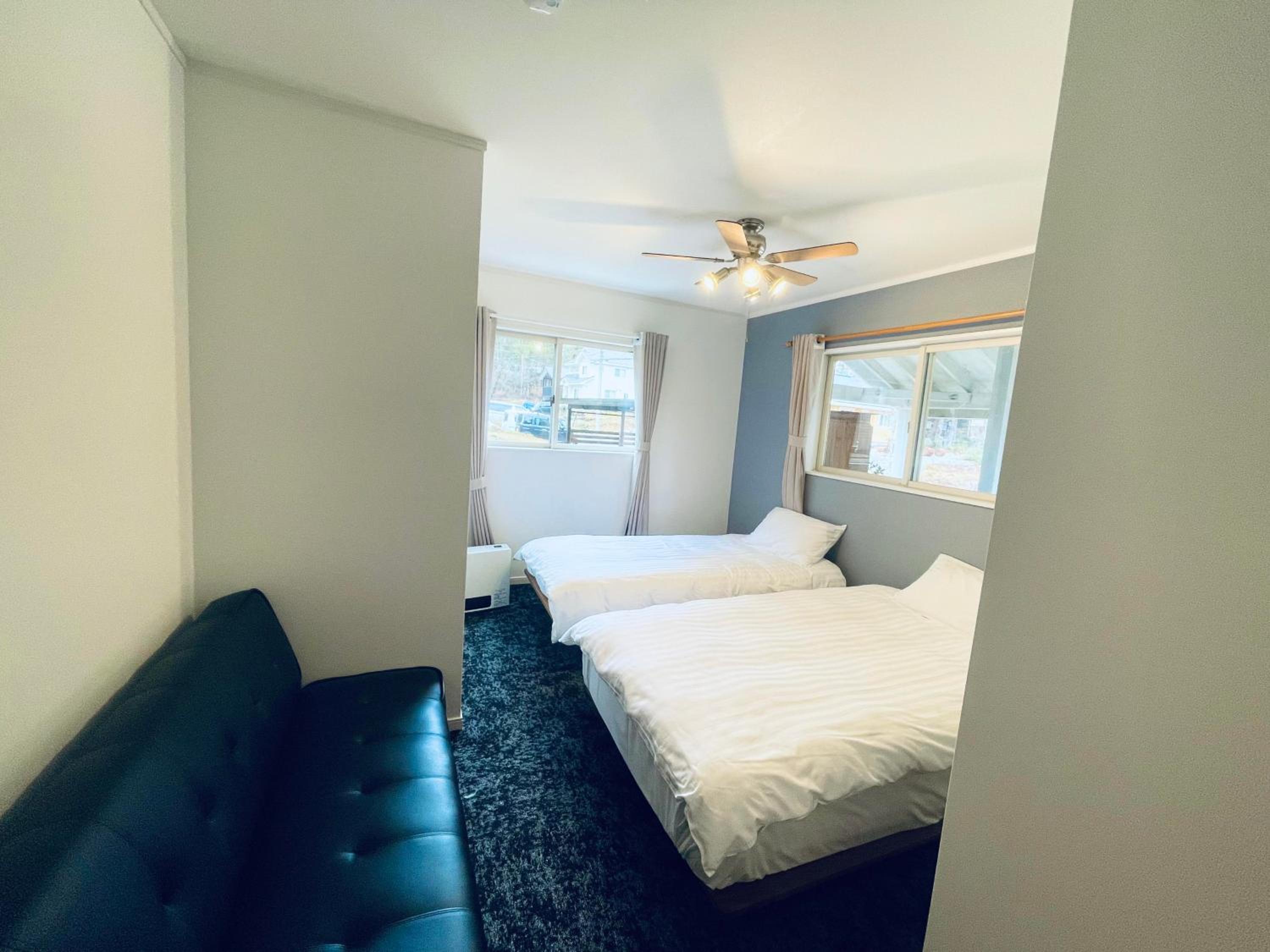 HAKUBA House LuckyStar5 next to shuttle bus station ,711 ,restaurants Modern Chalet