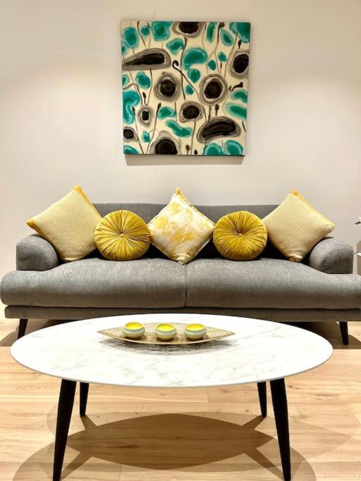 Wow New gorgeous 2 Bed 2 bath apartment parking