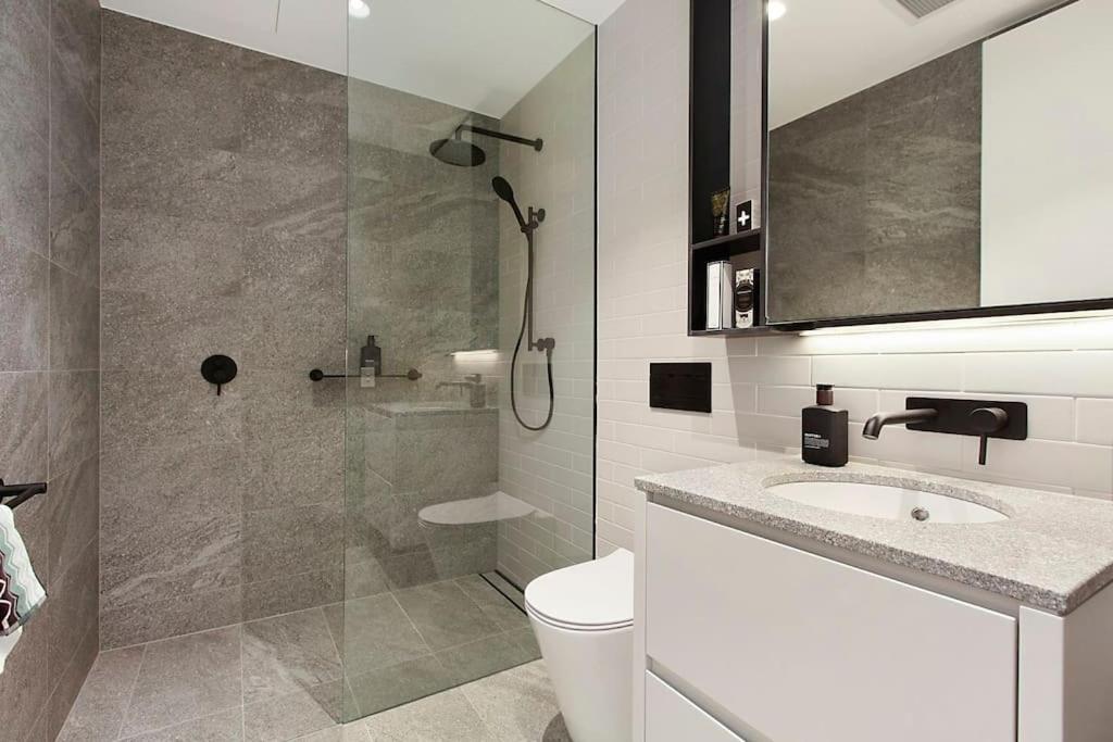 Wow New gorgeous 2 Bed 2 bath apartment parking