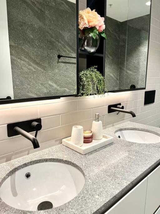 Wow New gorgeous 2 Bed 2 bath apartment parking
