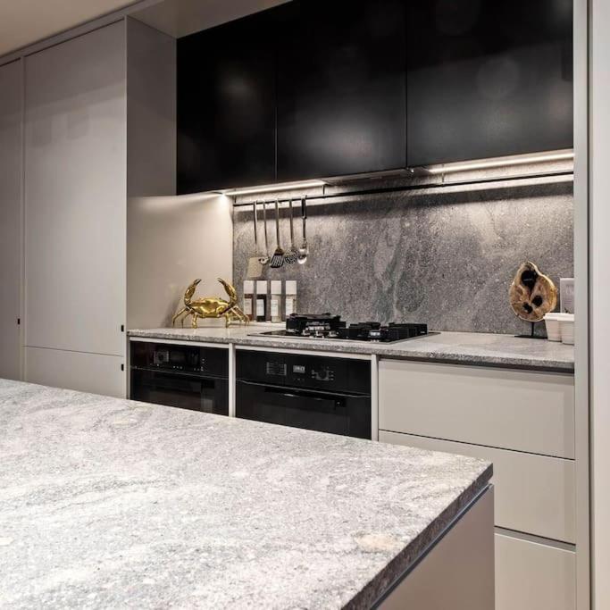 Wow New gorgeous 2 Bed 2 bath apartment parking
