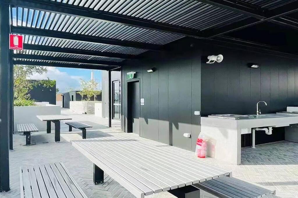 Wow New gorgeous 2 Bed 2 bath apartment parking