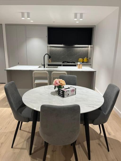 Wow New gorgeous 2 Bed 2 bath apartment parking