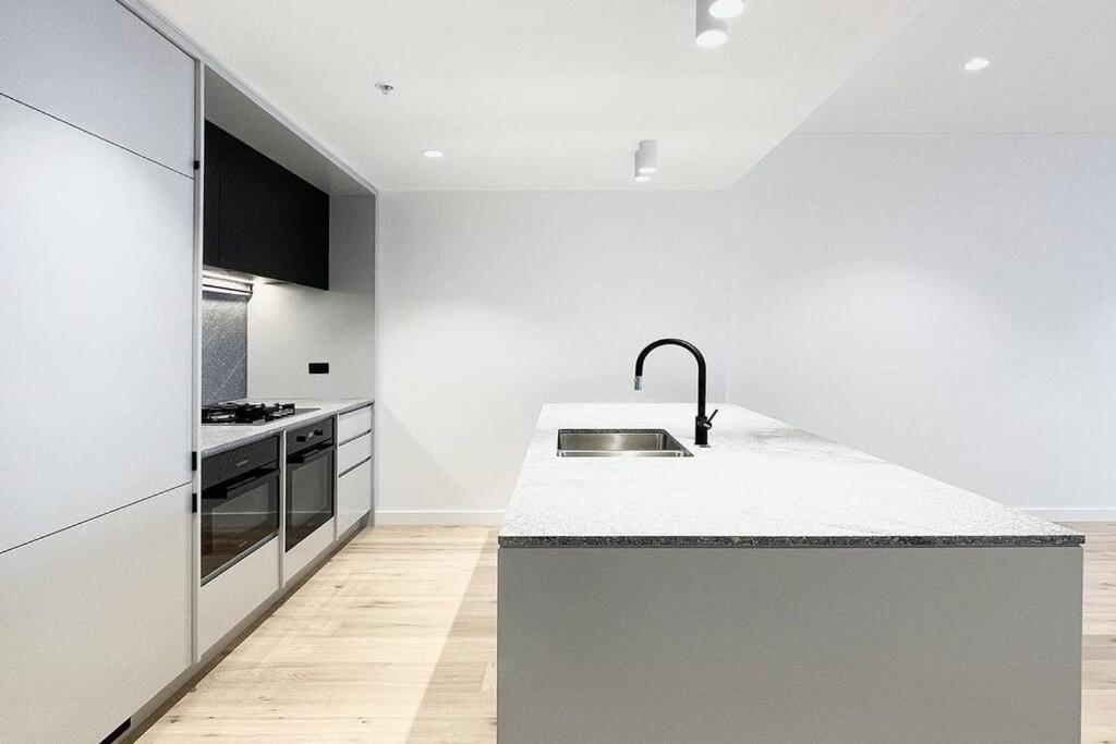 Wow New gorgeous 2 Bed 2 bath apartment parking