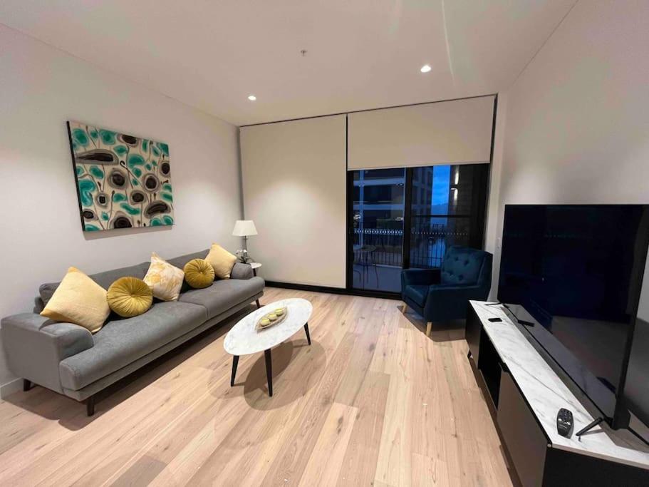Wow New gorgeous 2 Bed 2 bath apartment parking