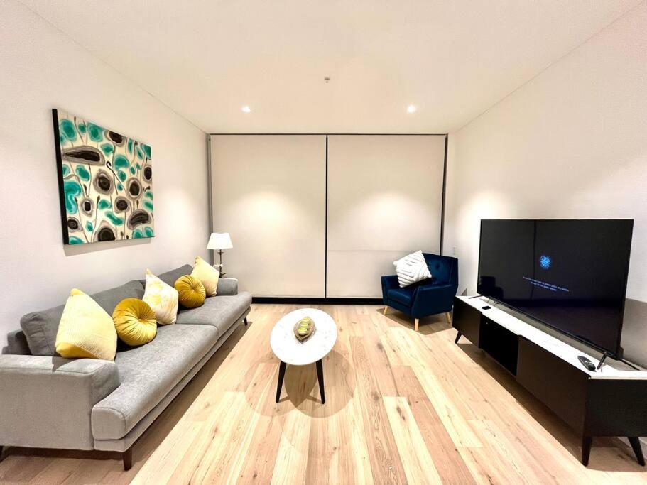 Wow New gorgeous 2 Bed 2 bath apartment parking