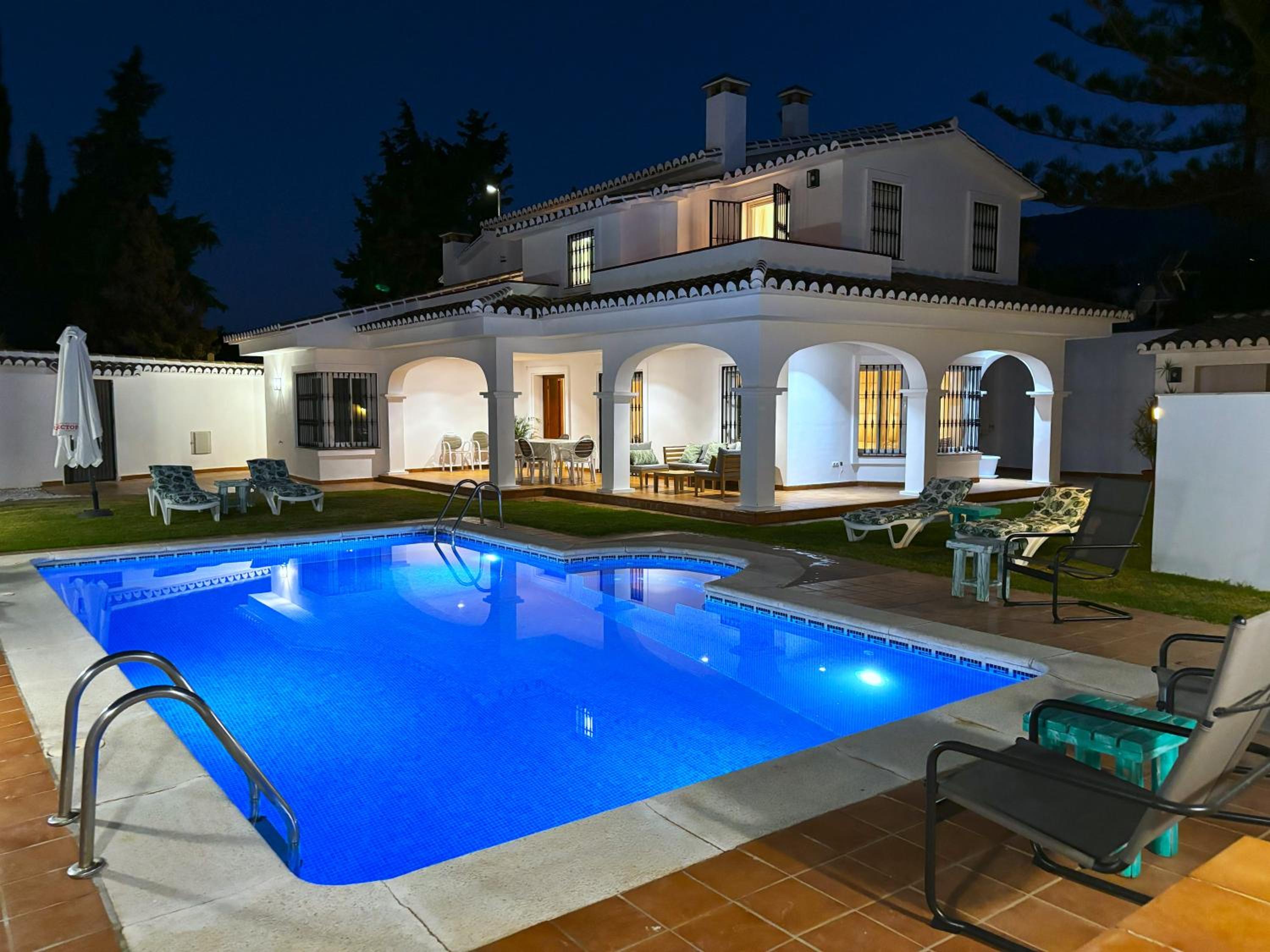 Evans Realty AV Villa & Piscina & Bbq & Chill Out view 2