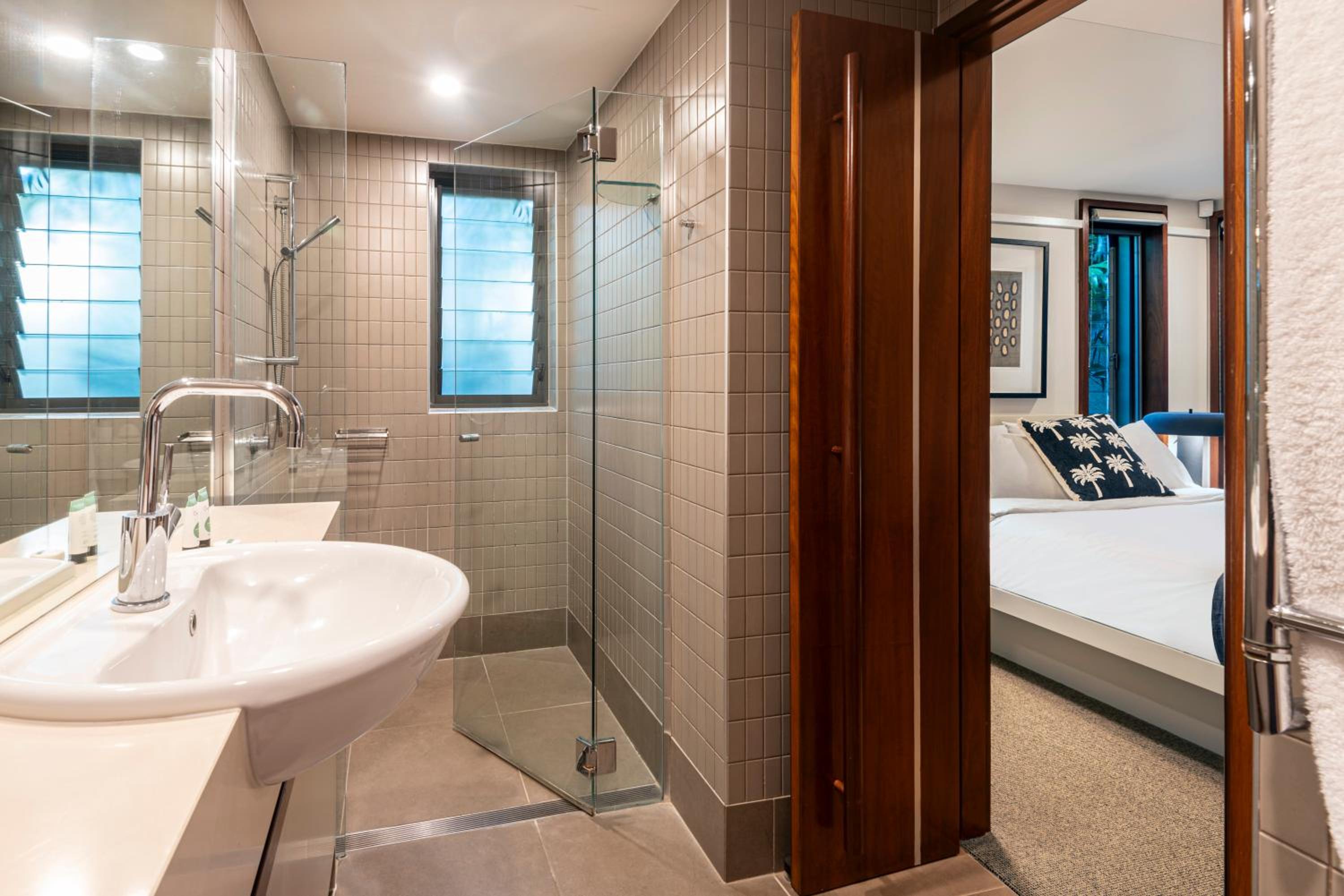 Yacht Club Villa 6 On Hamilton Island - oceanviews, 2 x buggies & valet service