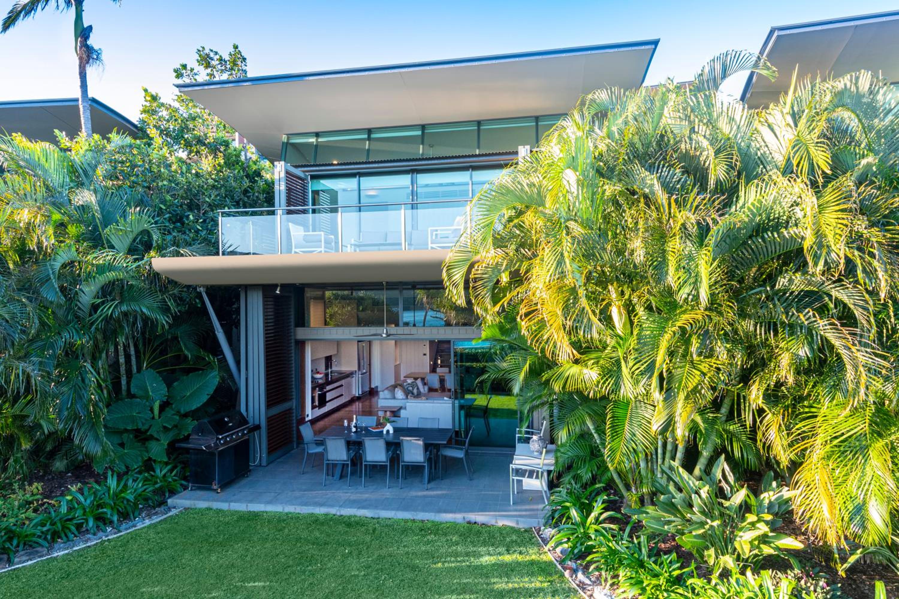 Yacht Club Villa 6 On Hamilton Island - oceanviews, 2 x buggies & valet service