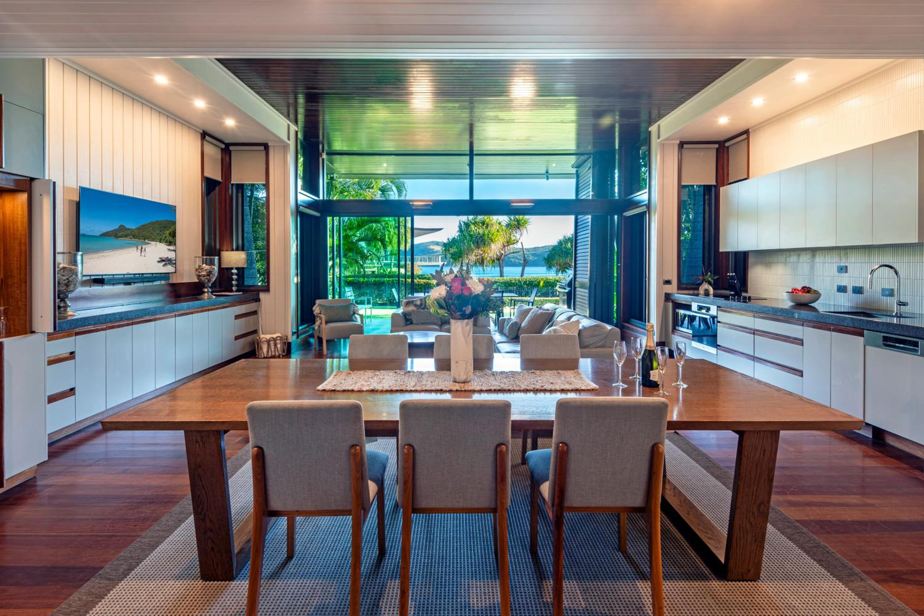 Yacht Club Villa 6 On Hamilton Island - oceanviews, 2 x buggies & valet service