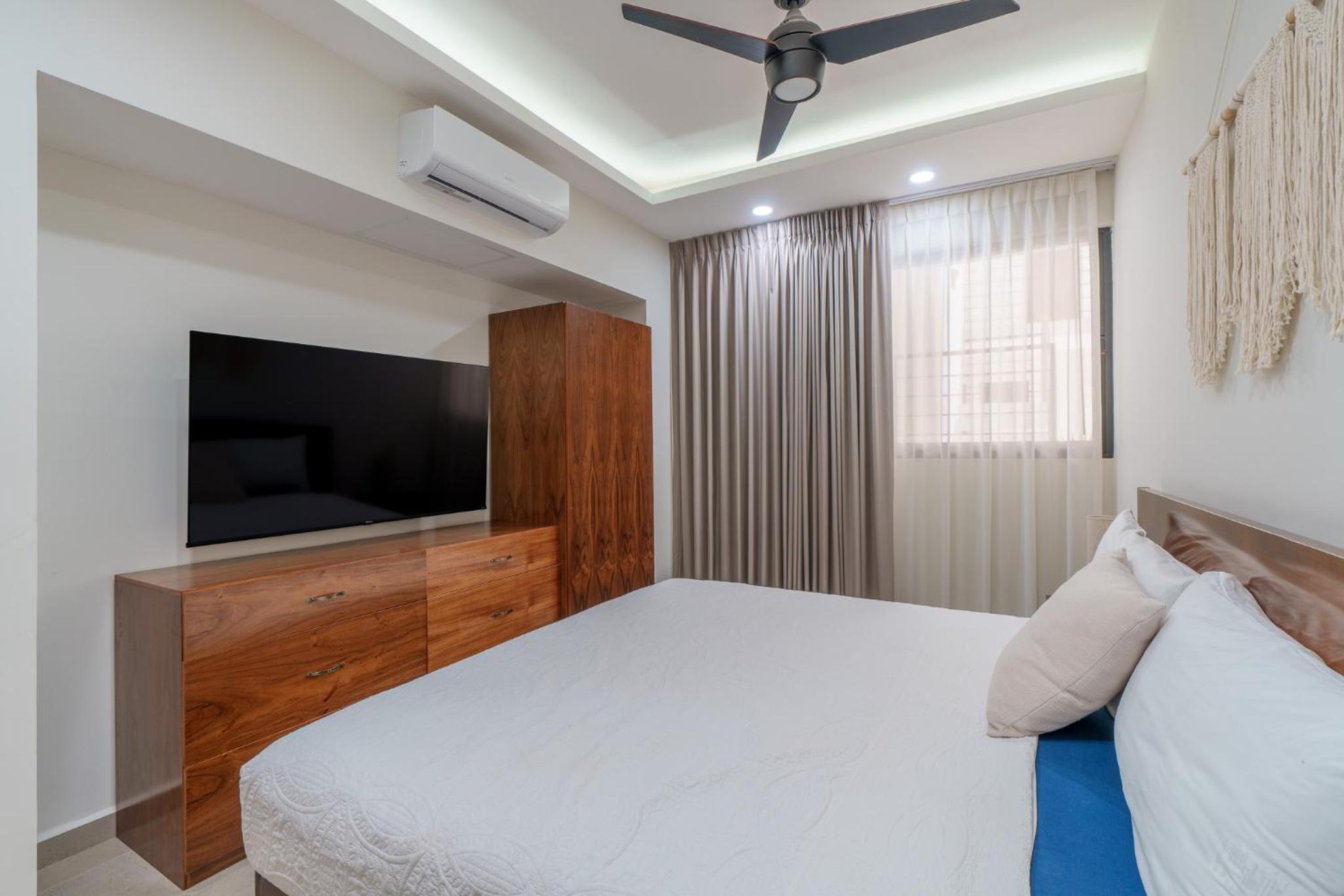 Downtown Penthouse with Private Pool, Rooftop Pool and Gym, short distance from Beaches, Restaurants & Nightlife view 3
