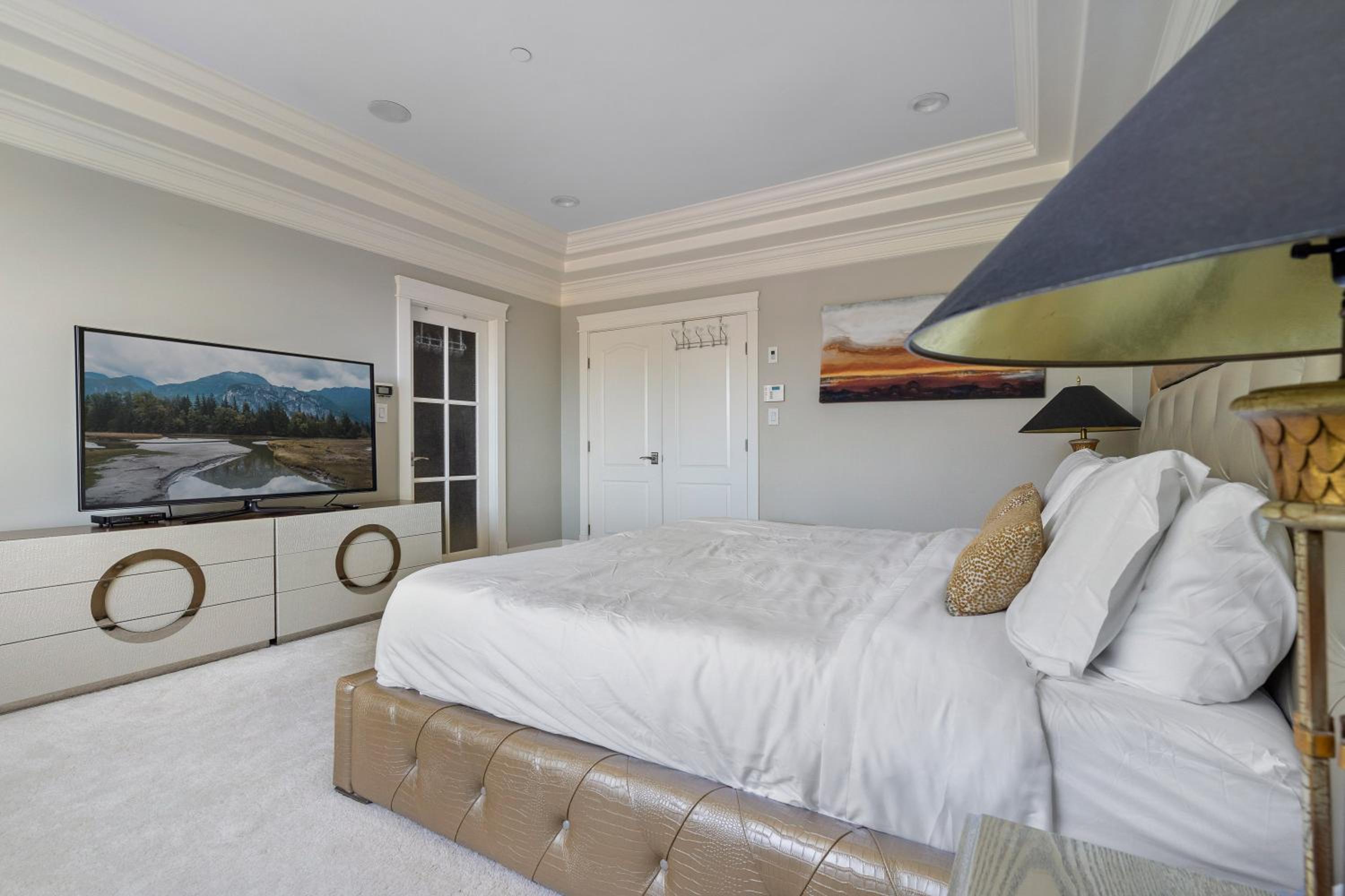 Luxurious Multi-Family Home in Vancouver West, 10 Mins Downtown