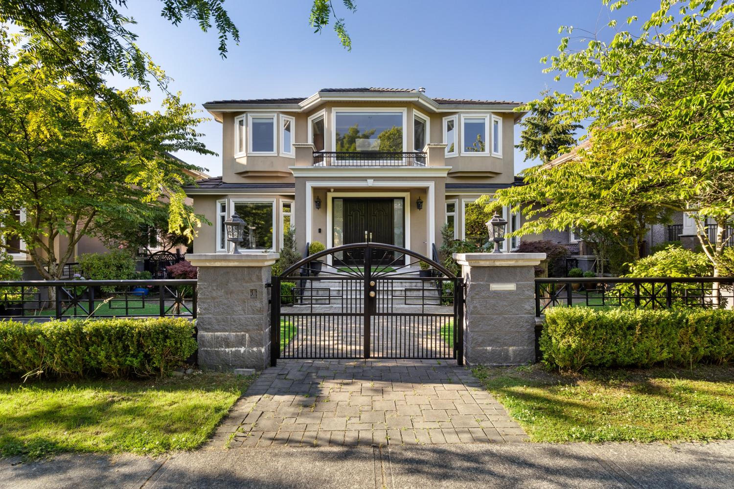Luxurious Multi-Family Home in Vancouver West, 10 Mins Downtown
