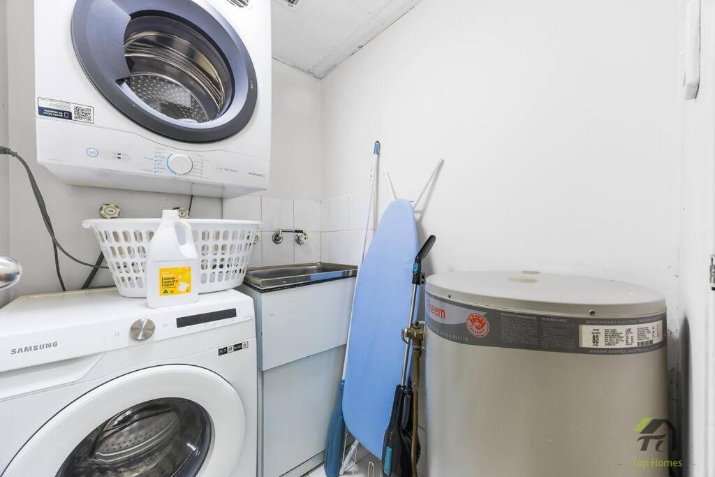 Entire 2bed room unit in Chippendale