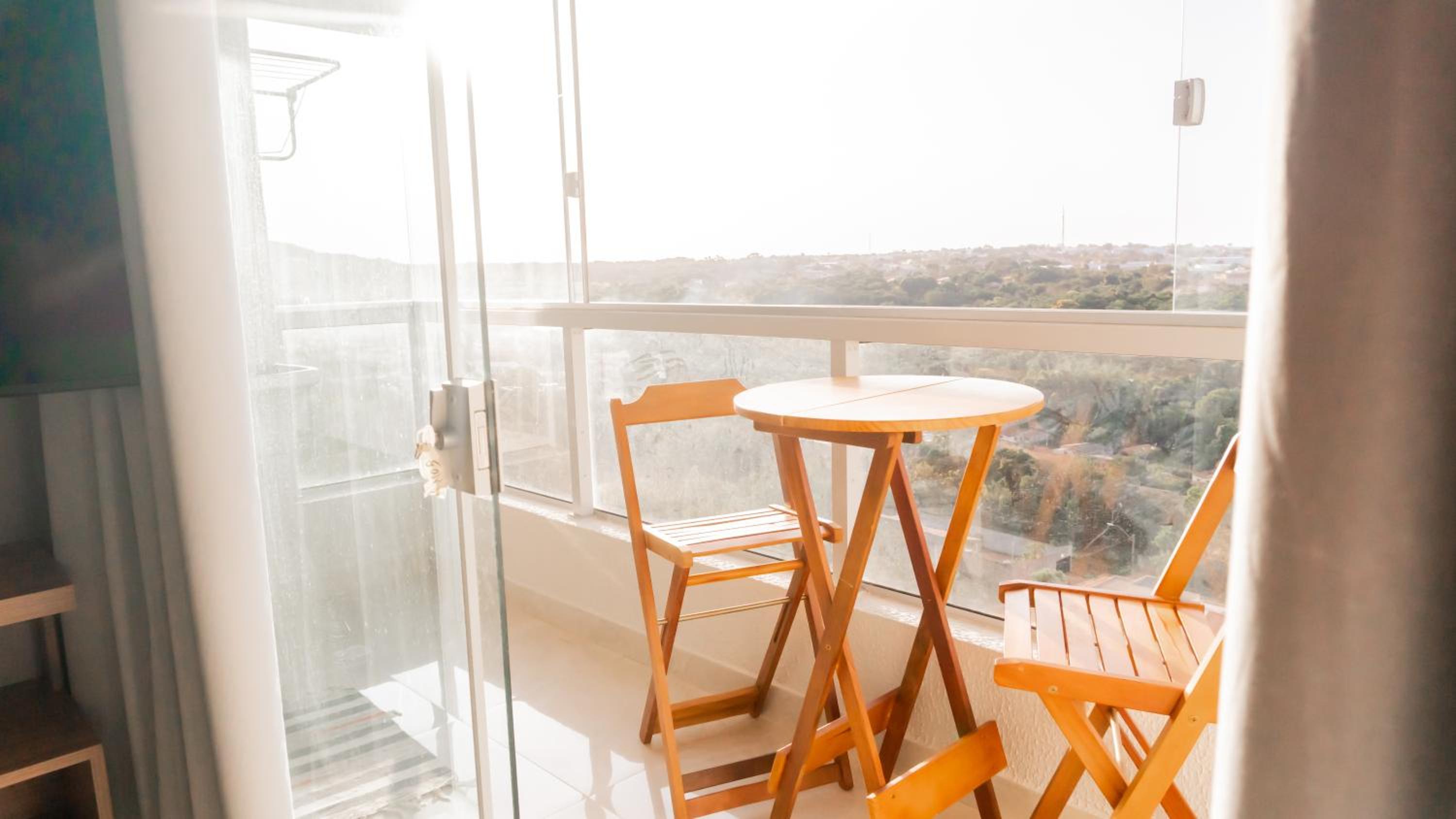 Flat com sacada e linda vista da cidade