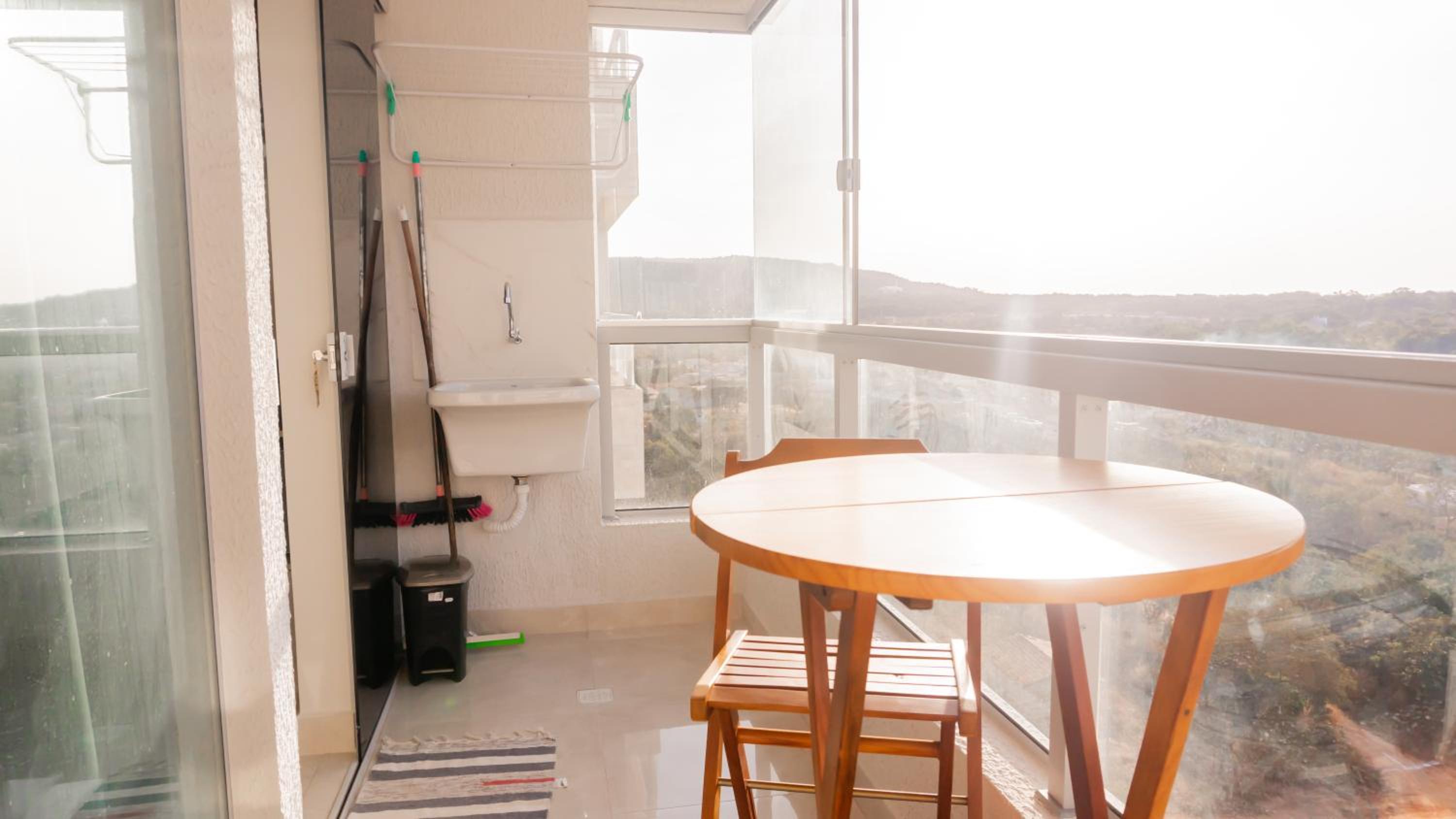 Flat com sacada e linda vista da cidade