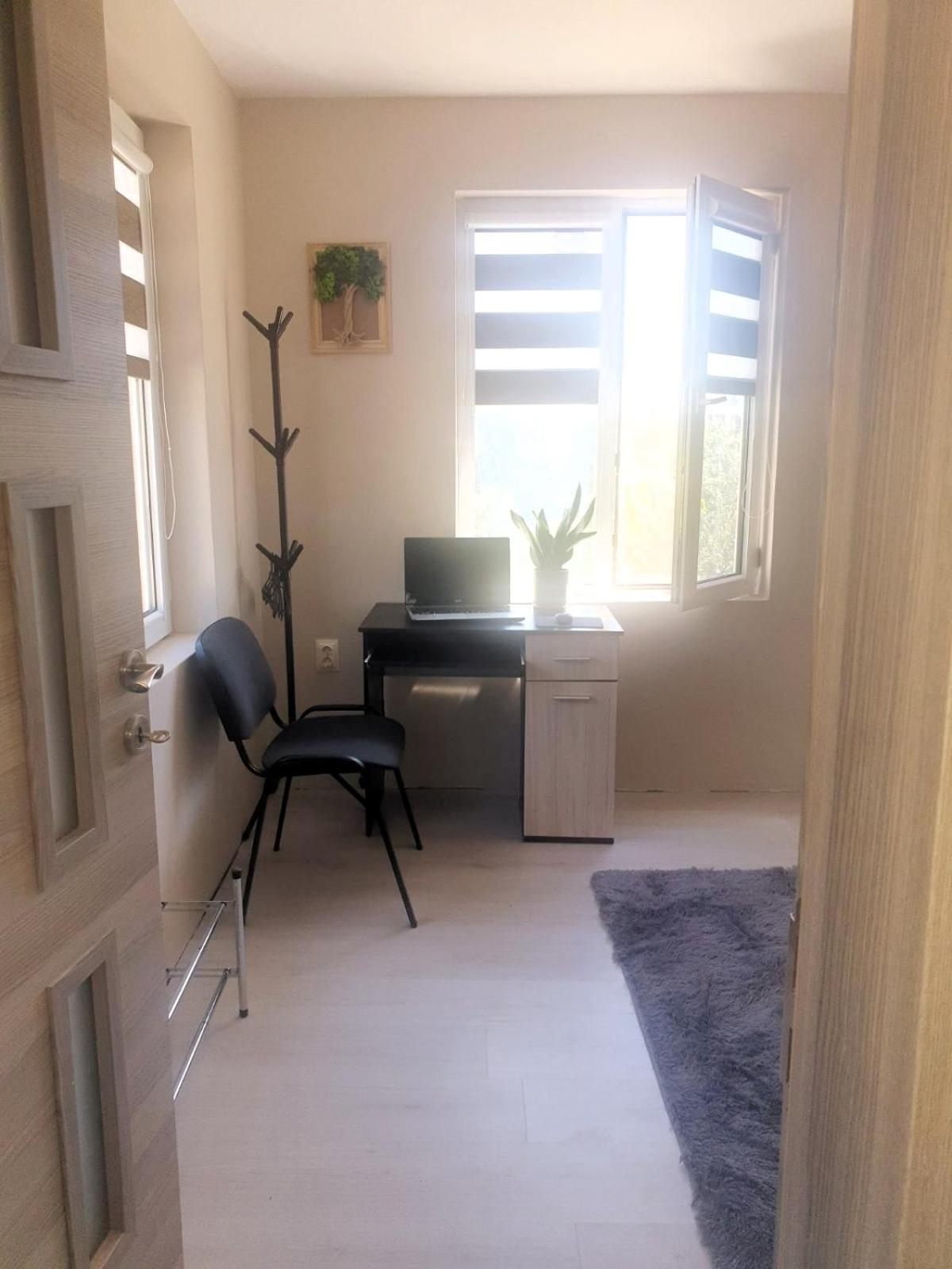 Lina Gio Apart