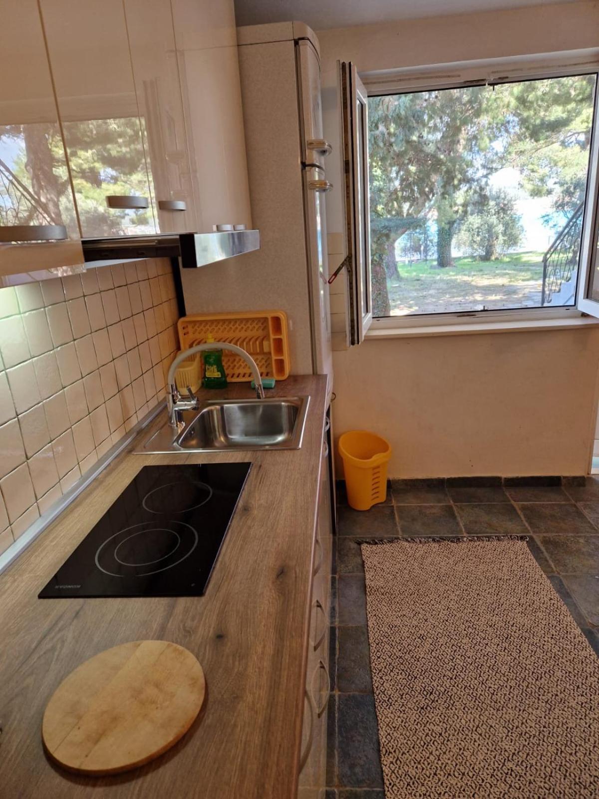Apartamento More con terraza en Sukošan — kitchen