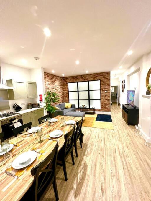 Brand New Apt - Beach Breeze Spacious 1-Bedroom Apartment with parking - sleeps 4 ppl- internet view 5