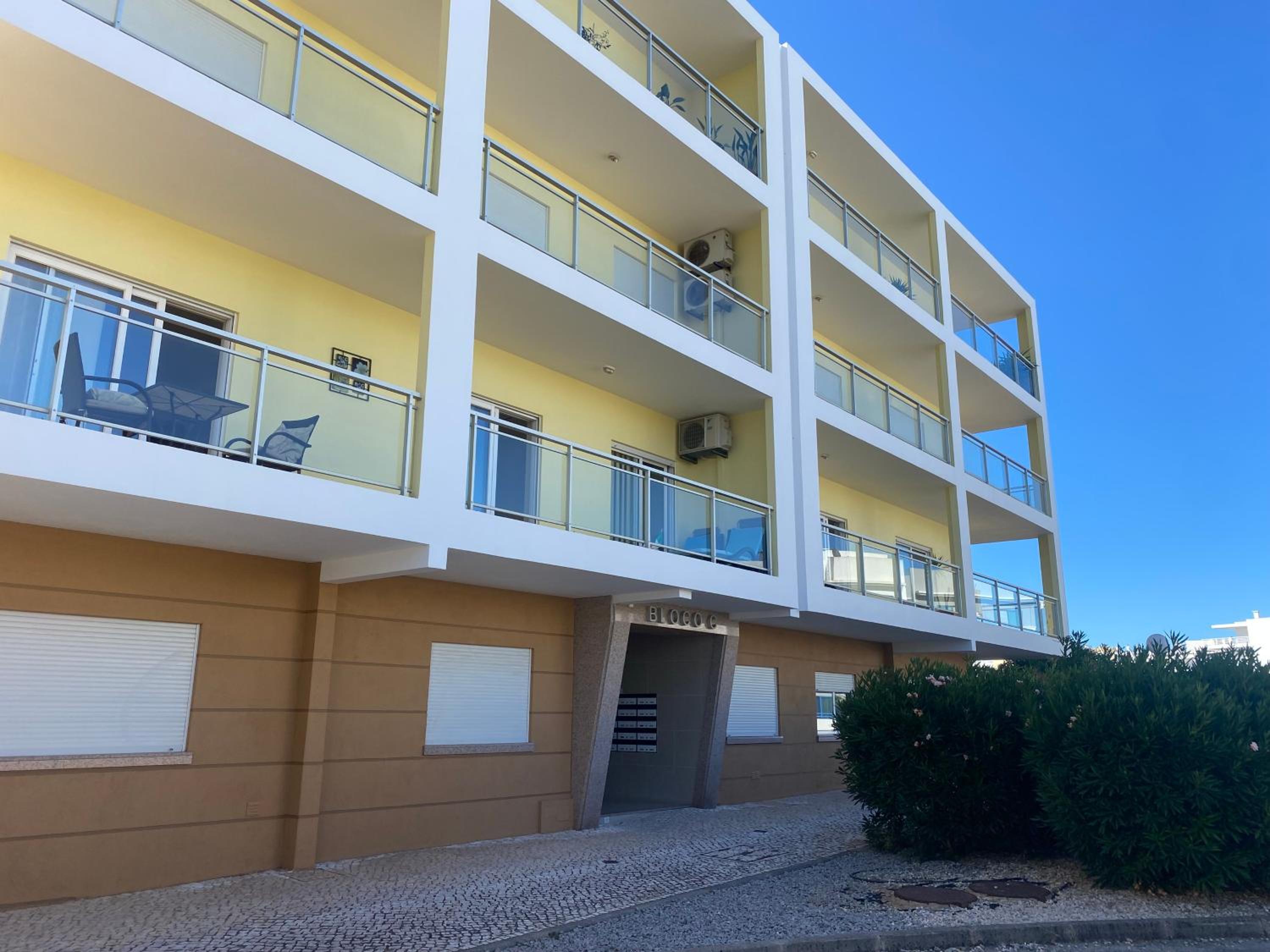 Two bedroom apartment with pool view 5