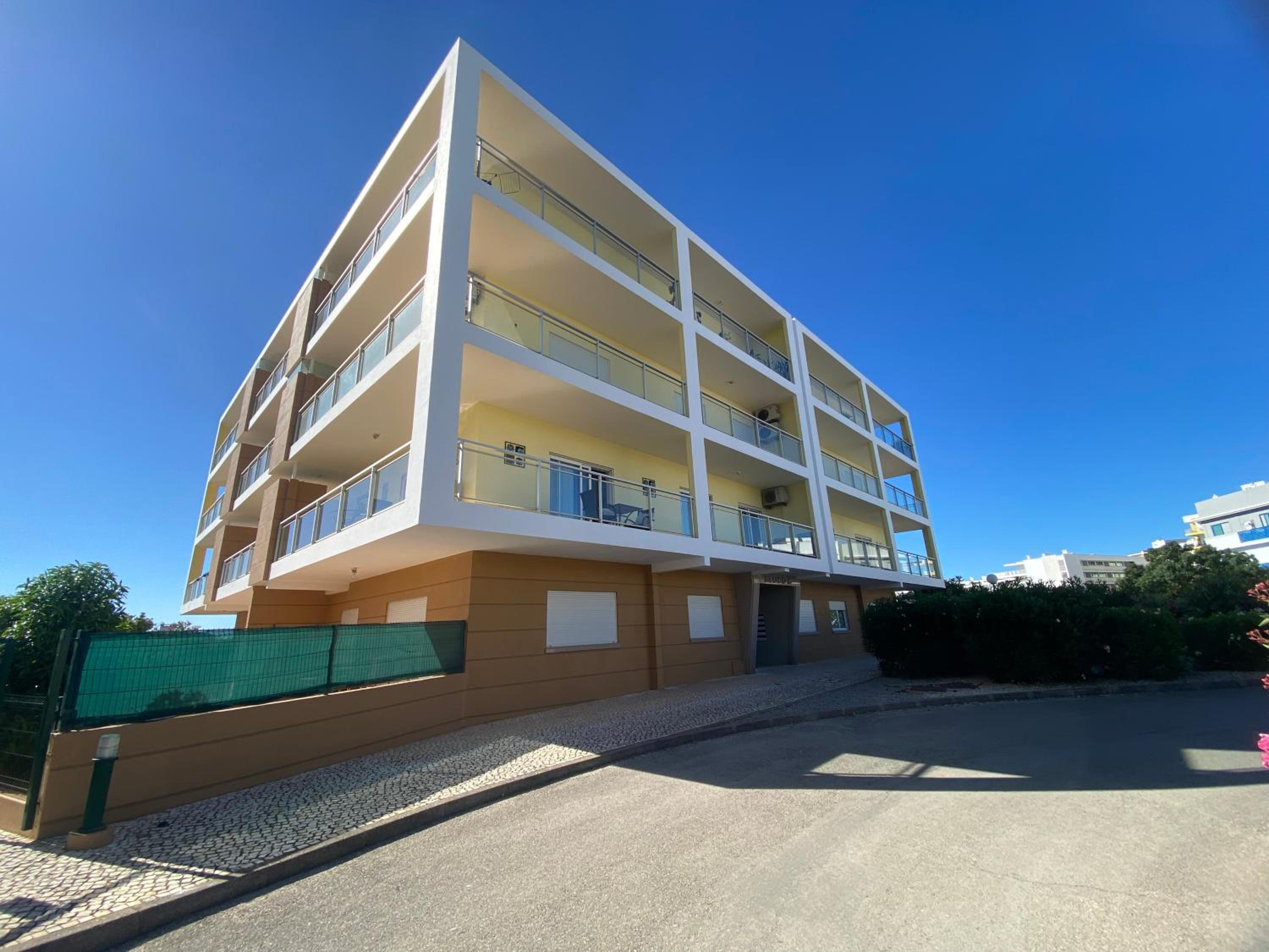 Two bedroom apartment with pool view 4