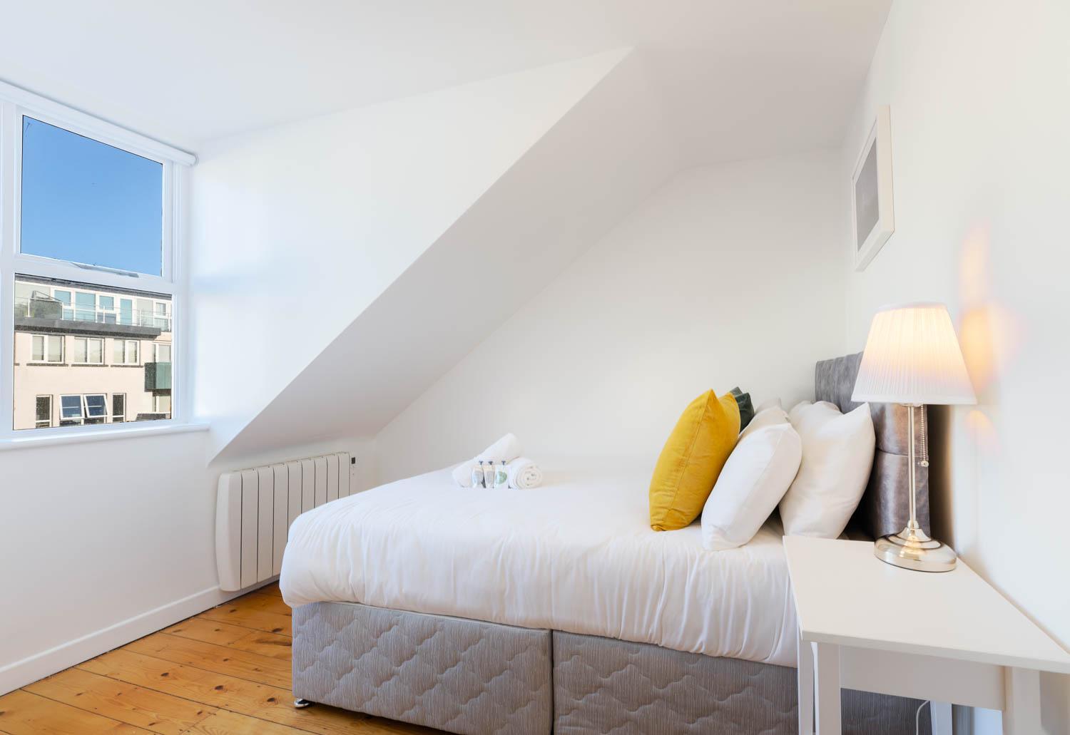 Modern CANAL VIEW Home, in City Centre, Sleeps 8 view 3