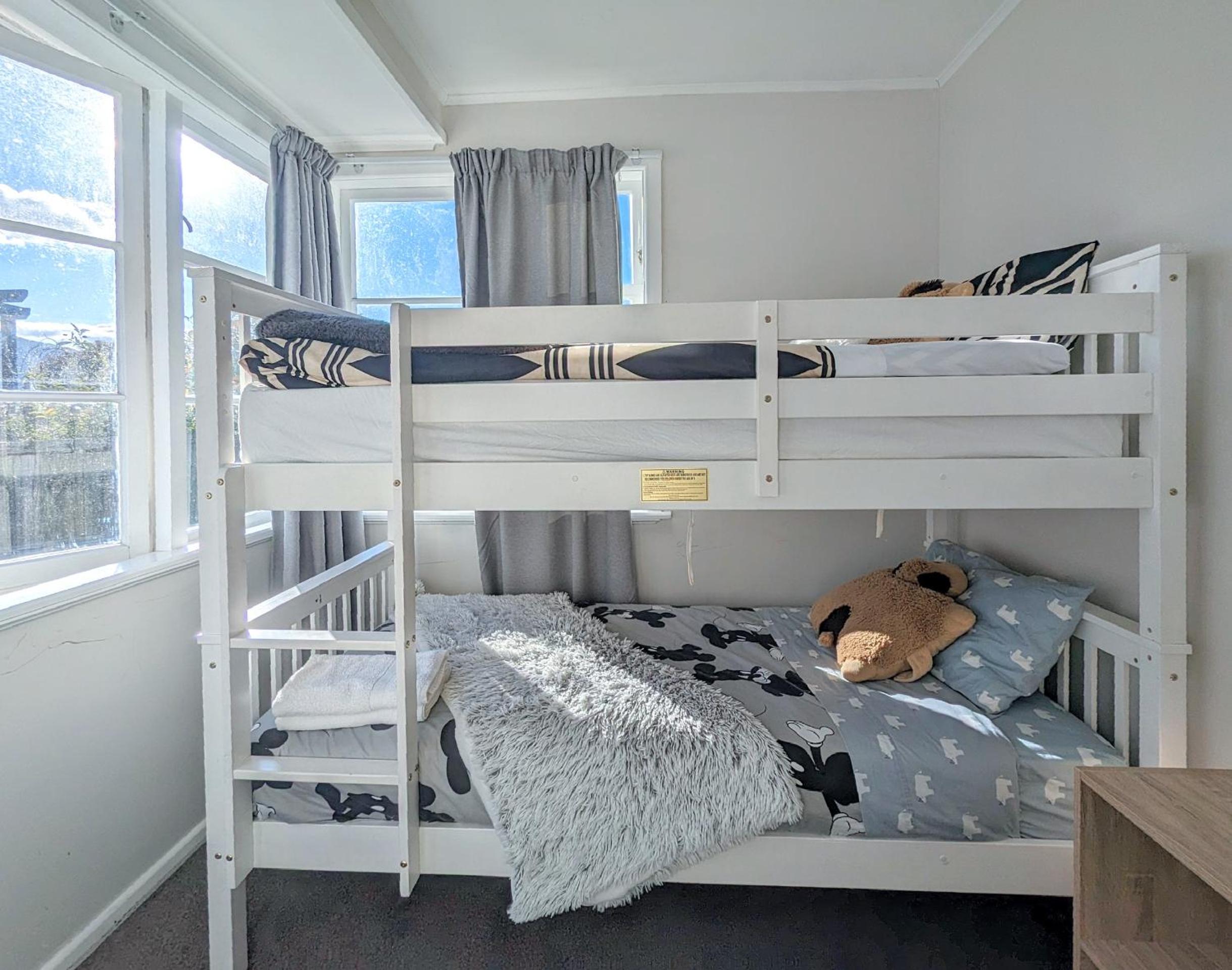 Classical kiwi holiday home near city center view 2