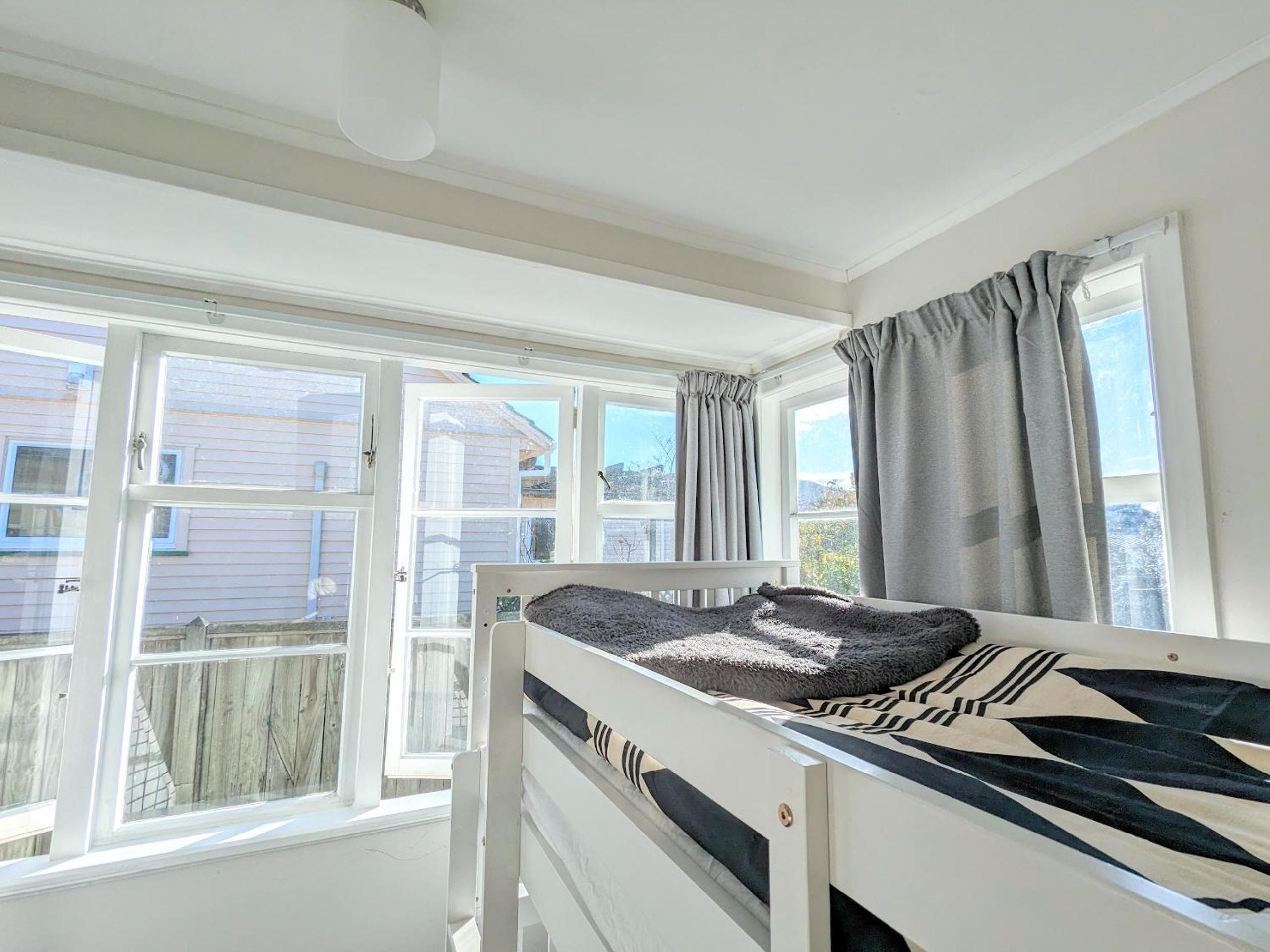 Classical kiwi holiday home near city center view 3
