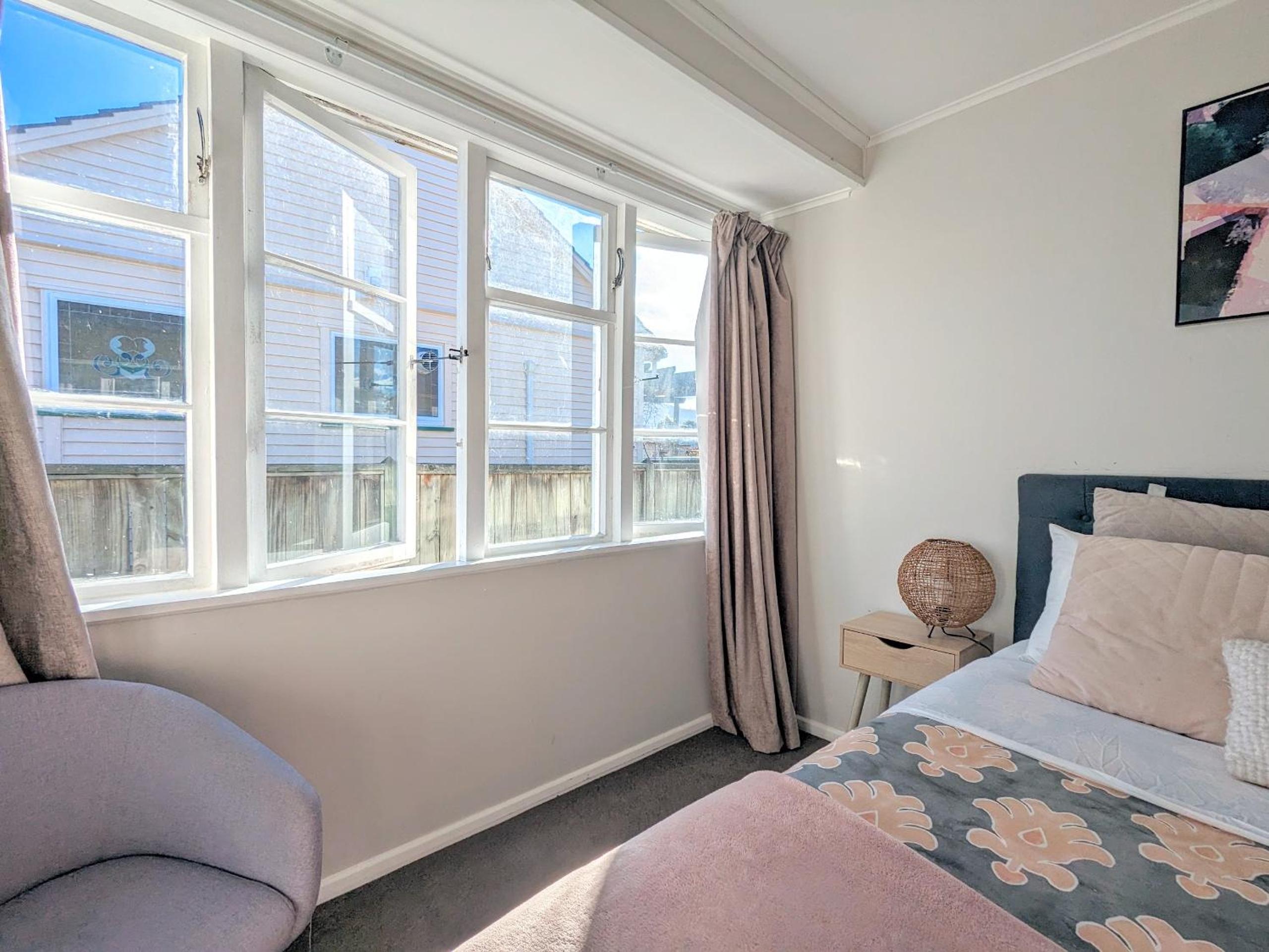 Classical kiwi holiday home near city center view 4