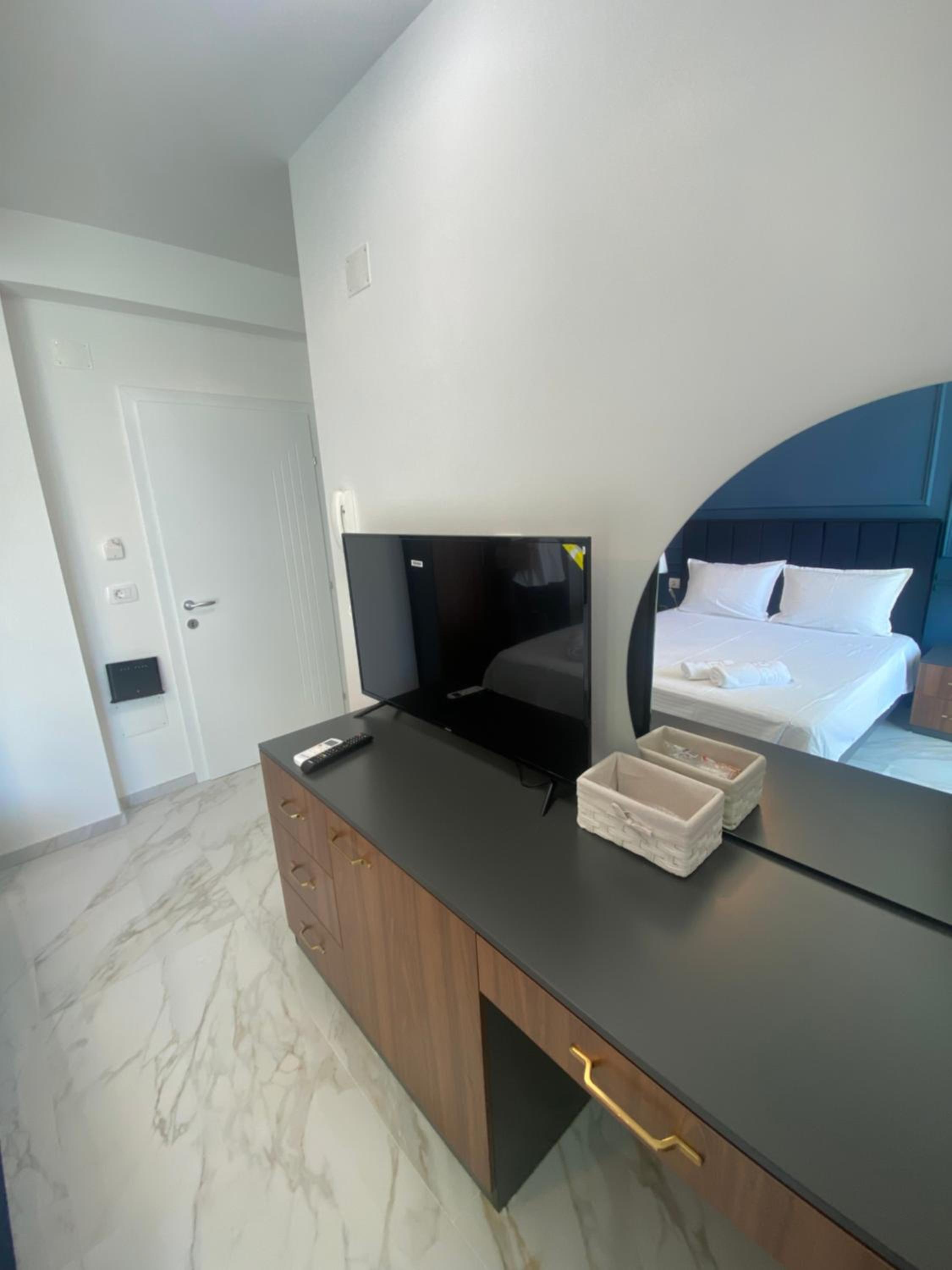 Lakefront Pearl Lux Studio
