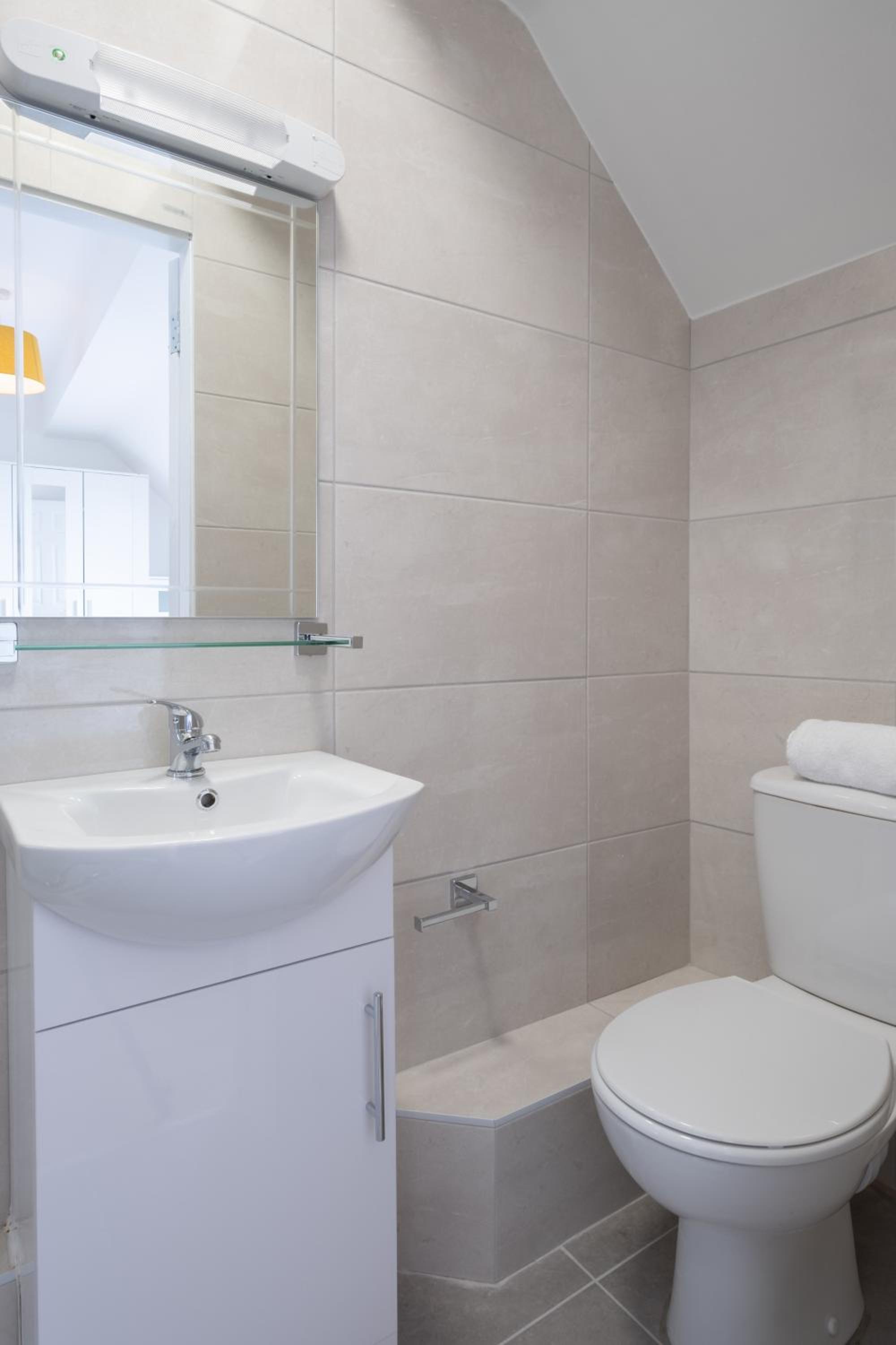 Luxury Modern PENTHOUSE, City Centre, SLEEPS 6 view 3