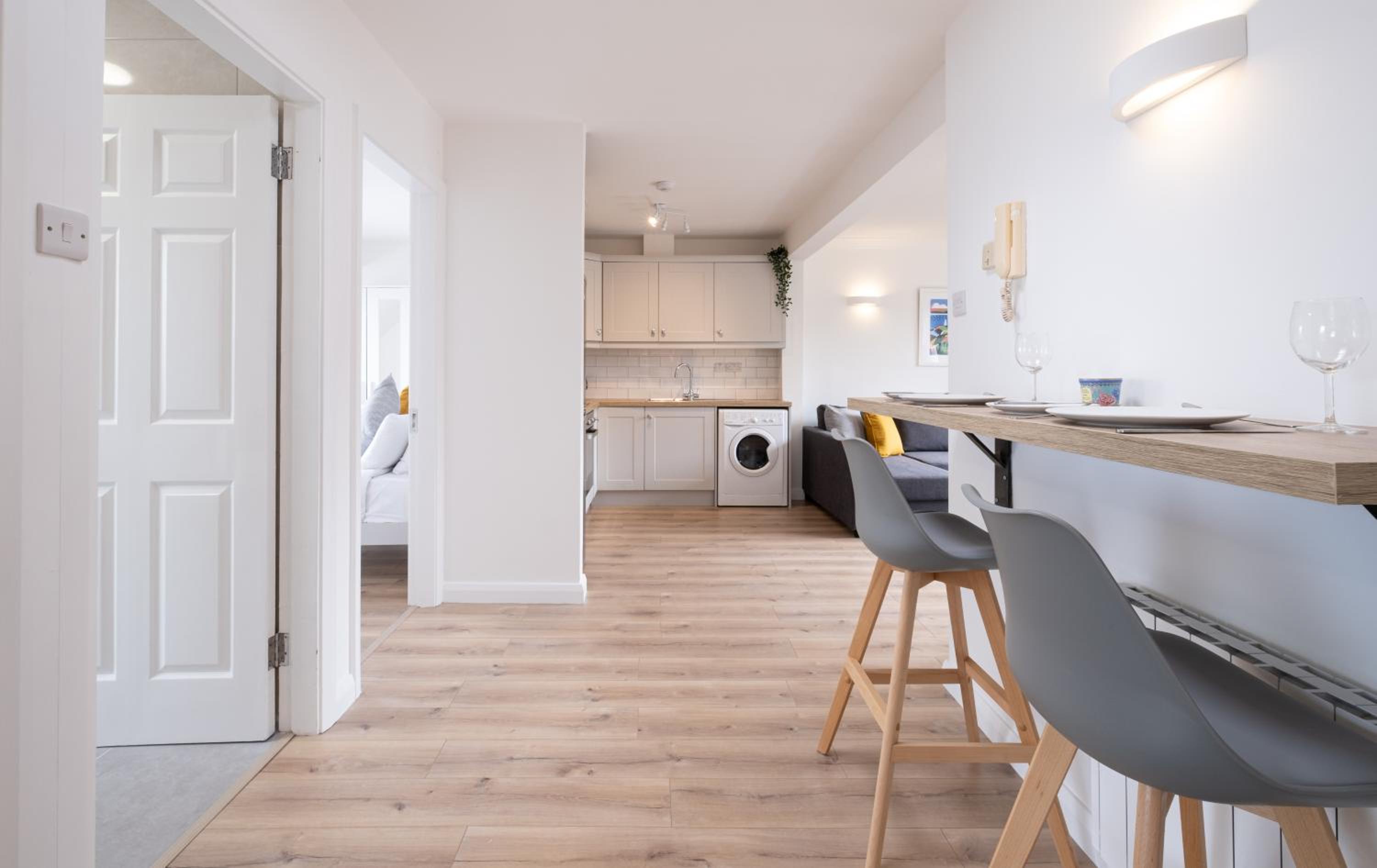 Luxury Modern PENTHOUSE, City Centre, SLEEPS 6 view 4