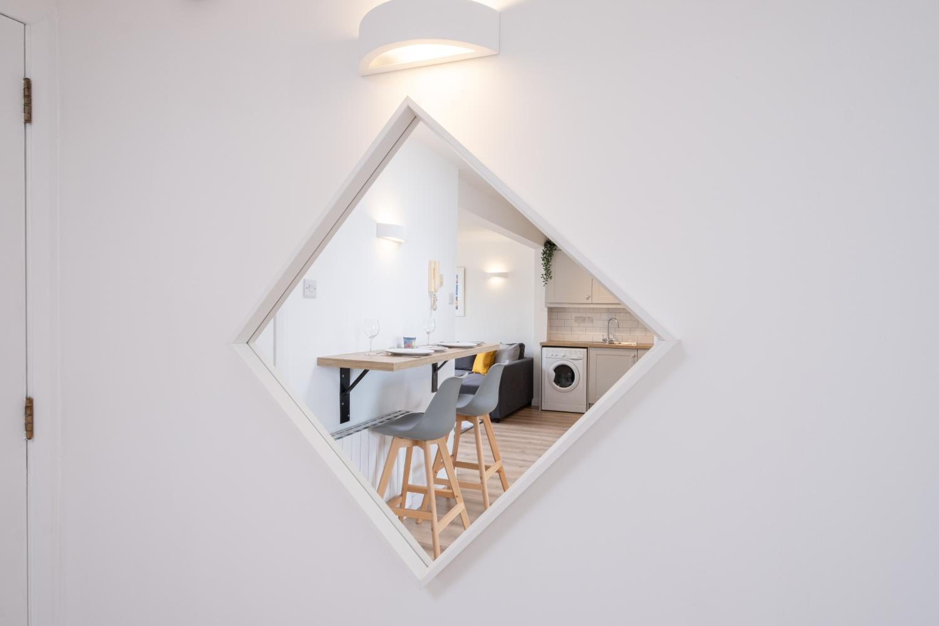 Luxury Modern PENTHOUSE, City Centre, SLEEPS 6 view 2