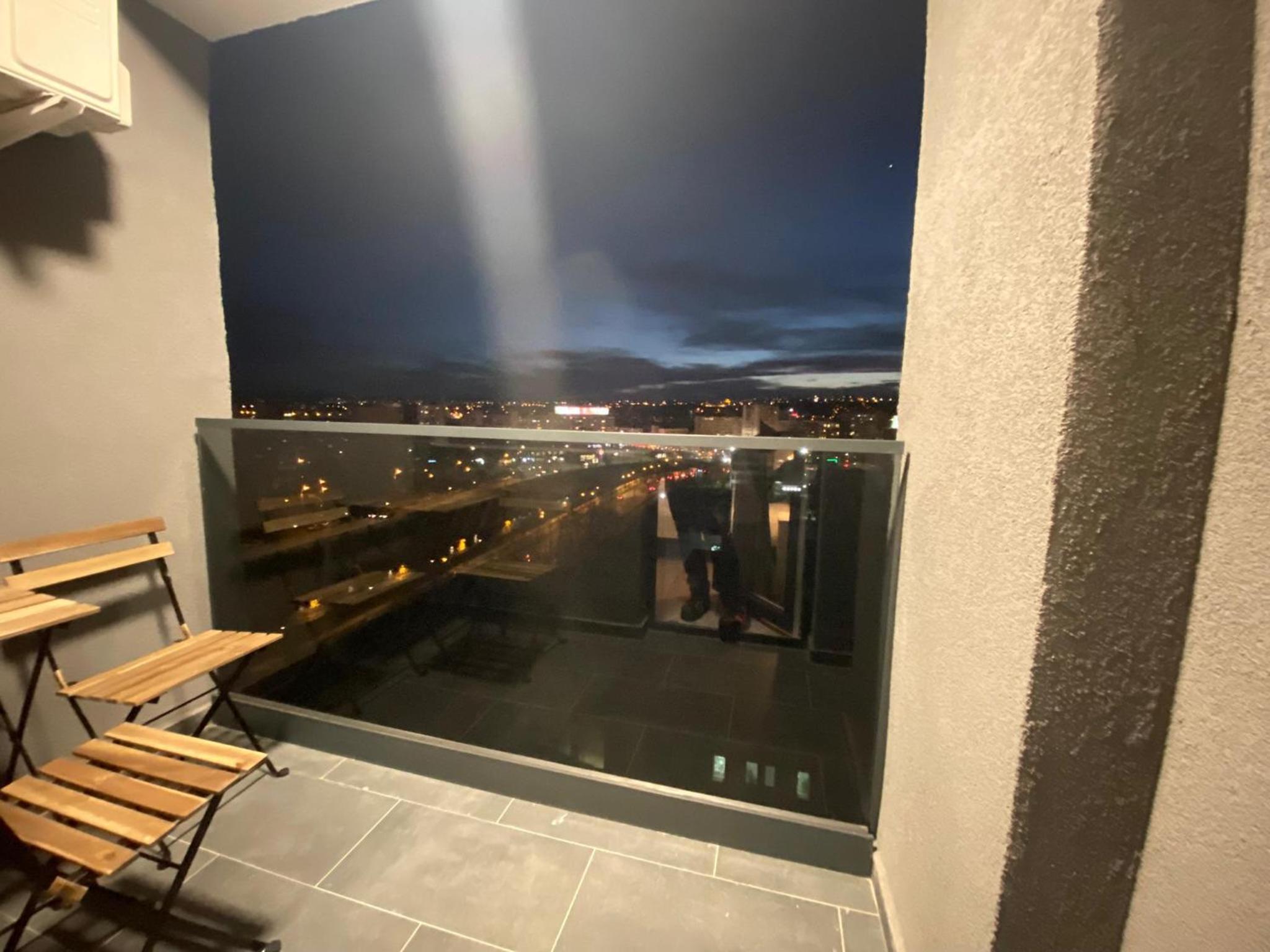 Elite escape in the couple
