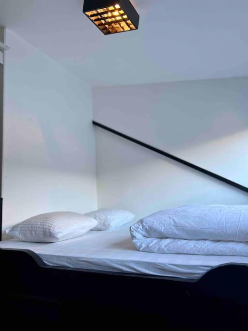 Beautiful city centre apartment with balcony view 2