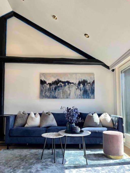 Beautiful city centre apartment with balcony view 3