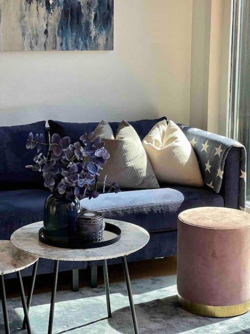 Beautiful city centre apartment with balcony view 4