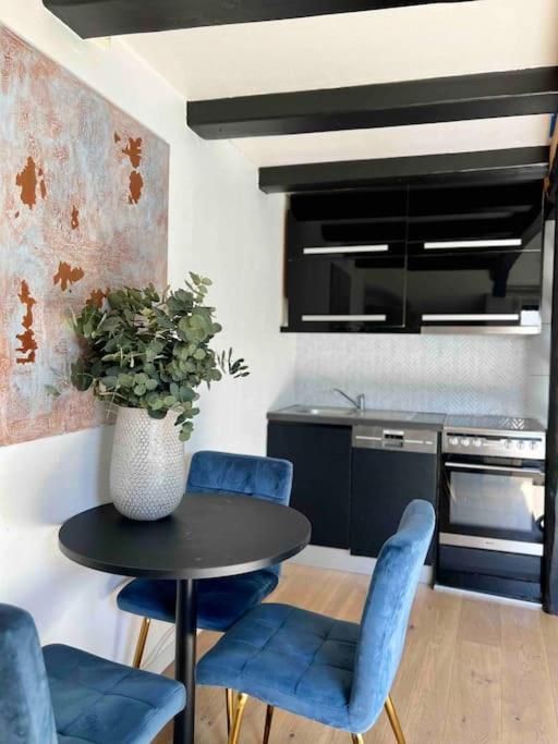 Beautiful city centre apartment with balcony view 5