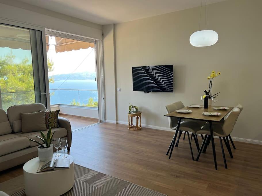 Queen bed with the best view! photo 5