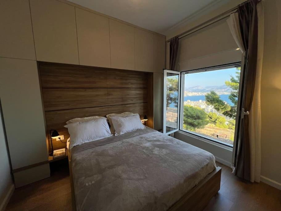 Queen bed with the best view!