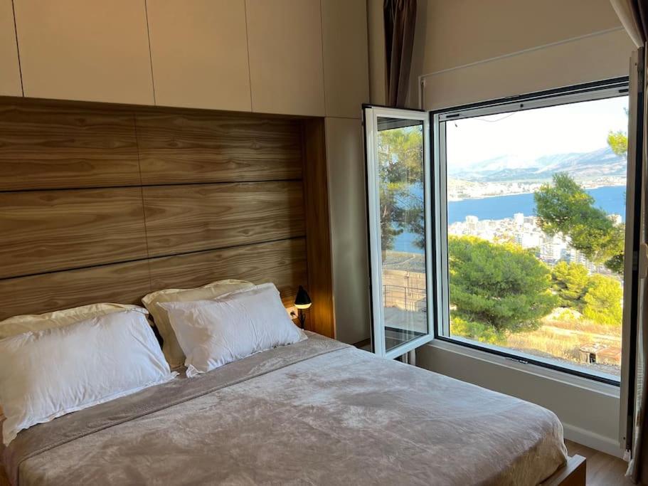 Queen bed with the best view!