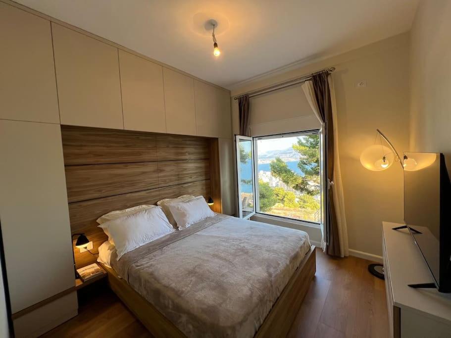 Queen bed with the best view!