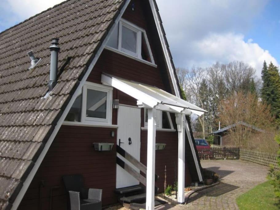 Nurdachhaus auf großem Grundstück