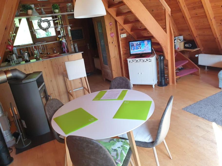 Nurdachhaus auf großem Grundstück